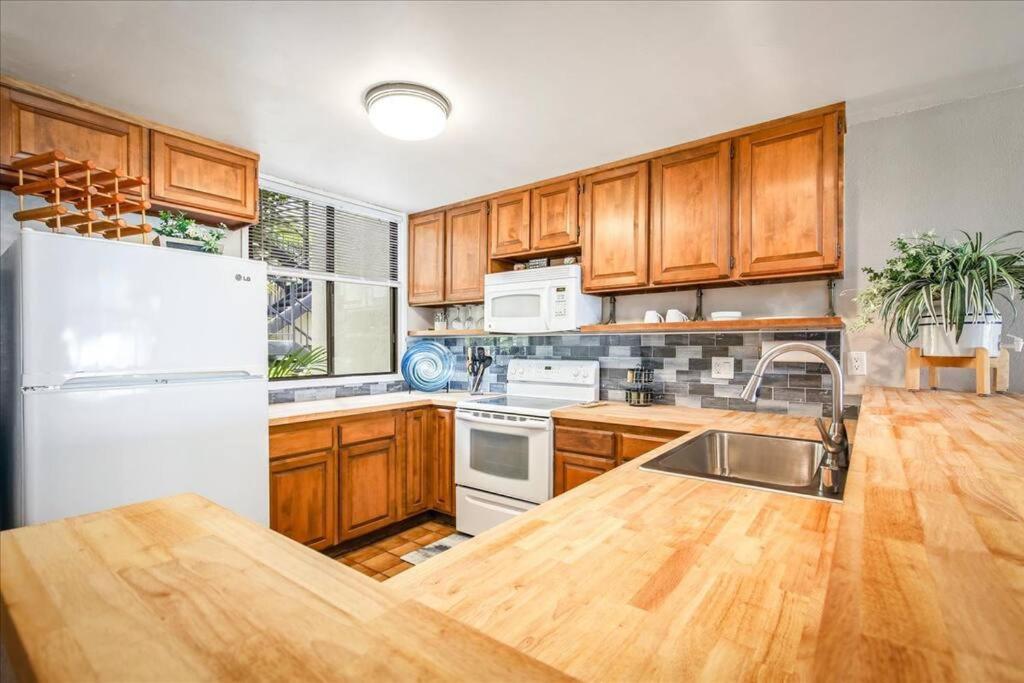 Beautiful 2/2 Condo In Kailua Kona. Ocean View! Exterior photo